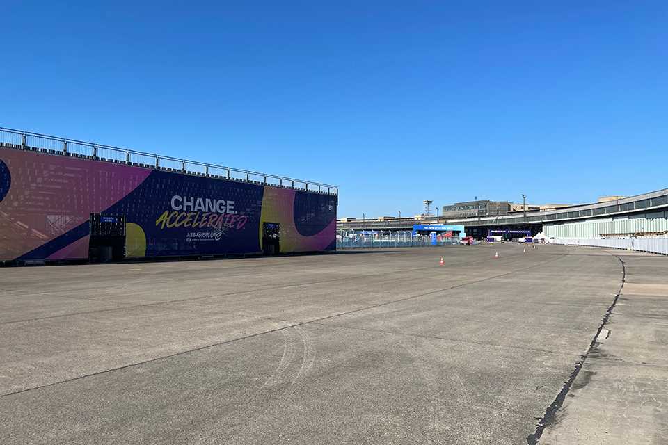 Branding für Formula E Berlin 2023. Rennstrecke mit Change Accelerated Banner.