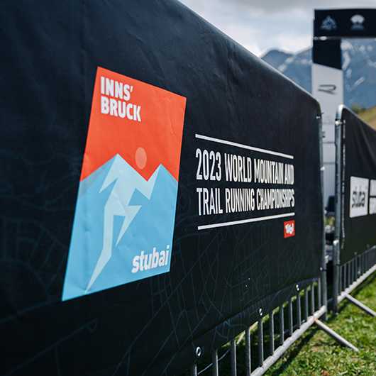 Trail Running WM Tirol 2023: Banner mit Logo Innsbruck/Stubai und Aufschrift World Mountain and Trail Running Championships.