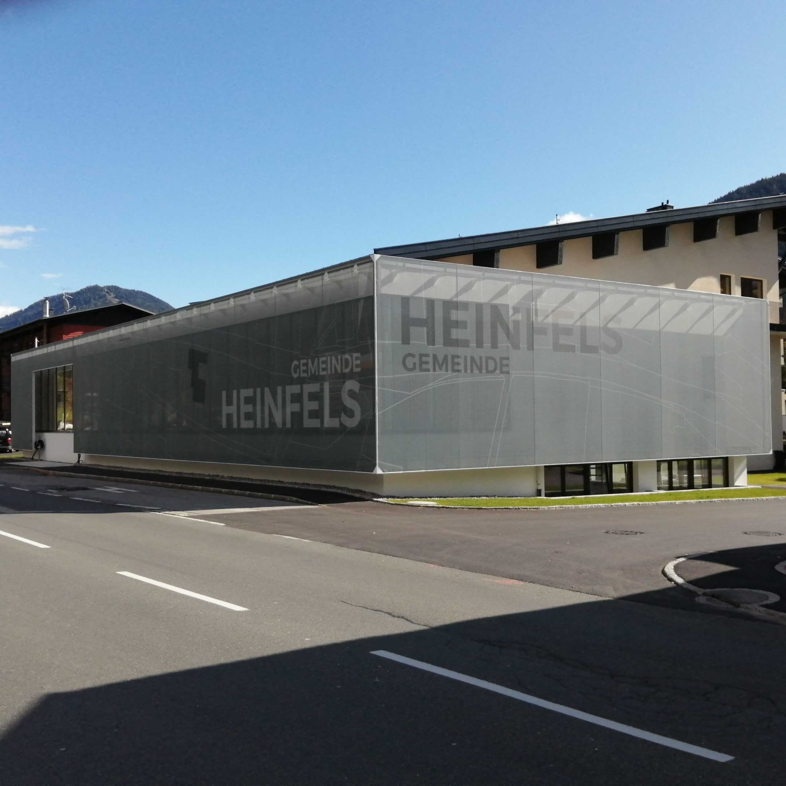 Gebäude in Heinfels. Gemeinde Heinfels Fassade. Architektur in Tirol.