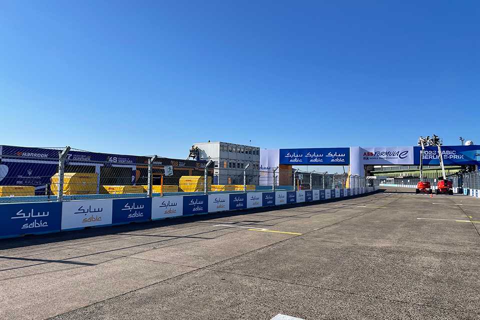Branding der Formula E Berlin 2023. Rennstrecke mit Sponsoren-Logos.