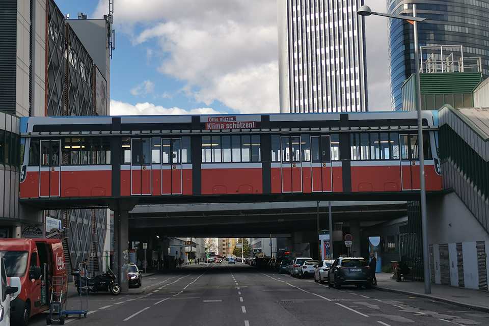 Branding Steg Erdberg: Wiener Linien-Design auf Fußgängerbrücke, Öffi-Werbung.
