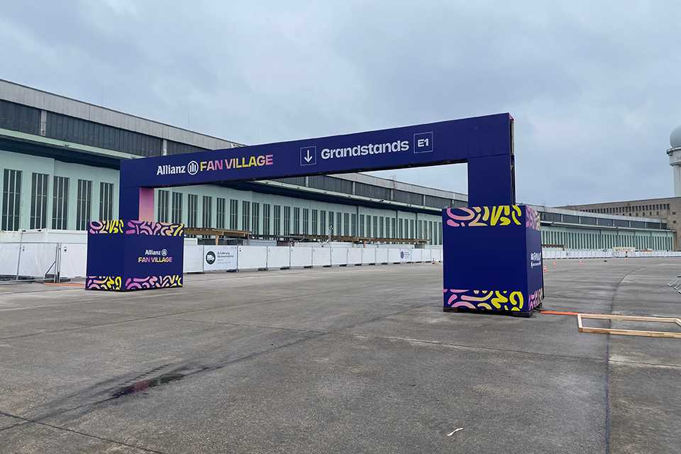 Branding Formula E Berlin 2023: Allianz Fan Village Eingang zu den Grandstands.
