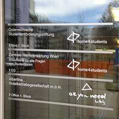 Büro Leitsystem: Beschriftung an Glastür, u.a. home4students, Studentenfoerderungsstiftung, Albertina Hotel. Büroschild.