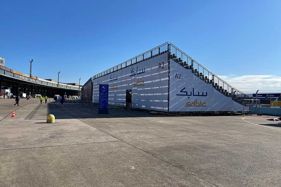 Tribüne mit Branding für Formula E Berlin 2023. SABIC Logo auf der Tribünenverkleidung.