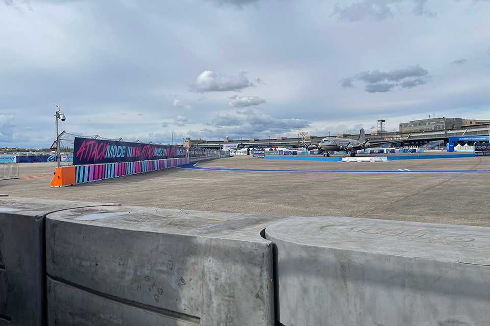 Branding der Formula E Berlin 2023: Rennstrecke mit Attack Mode-Banner und Flugzeug.