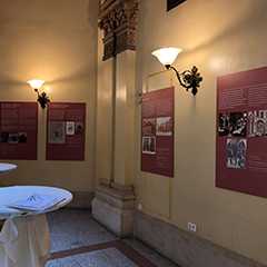 Innenraum mit Schildern für Gastro & Hotellerie. Wandleuchten beleuchten die Ausstellung.