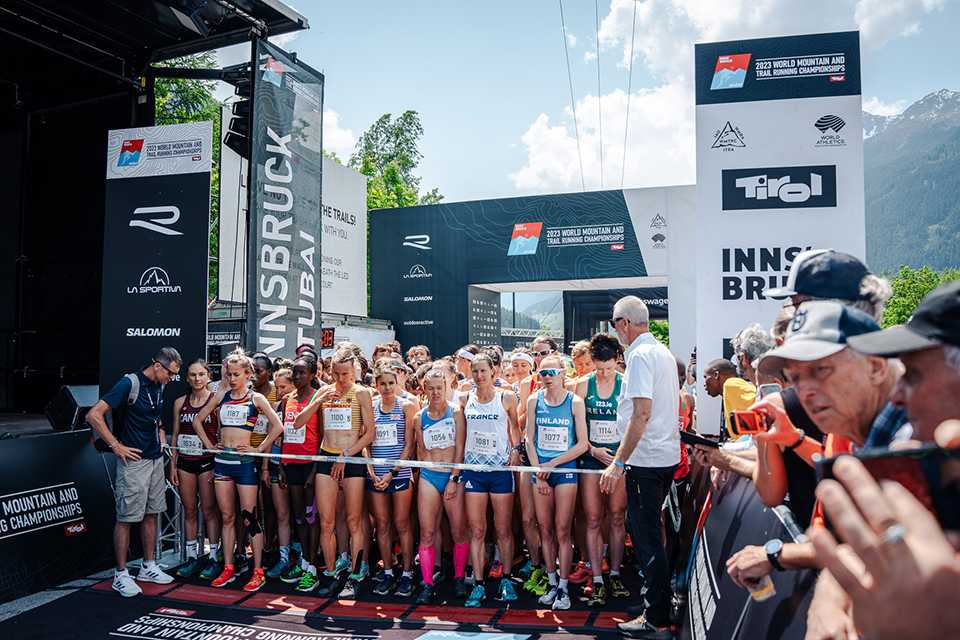 Start der Vertical WM Trailrunning Tirol 2023 in Neustift. Frauen beim Berglauf-Wettkampf.