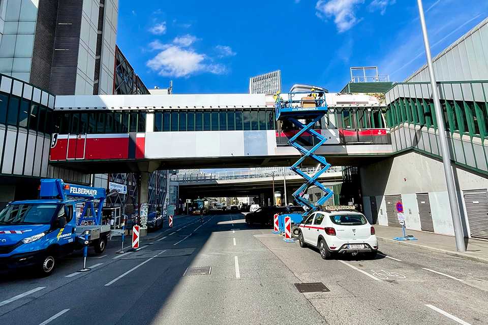 Branding Steg Erdberg: Wiener Linien im Einsatz. Arbeitsbühne und Fahrzeuge vor Ort.