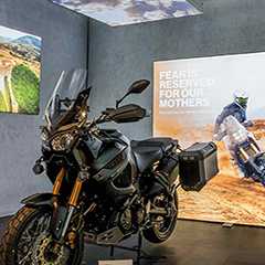 Motorrad auf Präsentationssystem. Yamaha-Motorrad vor Pixlip Go Leuchtkasten. Messebau und Präsentationstechnik.