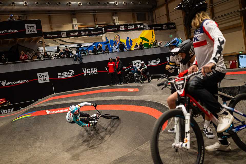 UCI Pump Track WM Tirol: Fahrer auf der Strecke, Action beim Wettkampf.