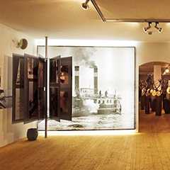 Leuchtrahmen und Bilderrahmen in Galerie. Historisches Schiffbild, Fotoausstellung.