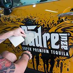 Autobeklebung: Fahrzeug mit Werbung für Tequila. Folierung mit Padre Azul Schriftzug. Rollende Werbung.