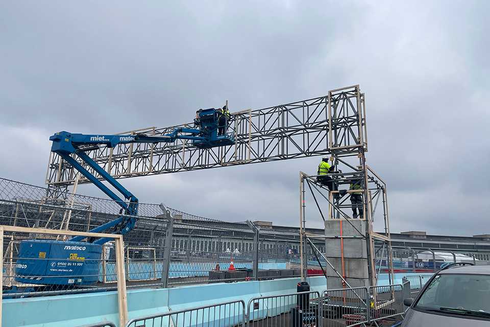Aufbau für Formula E Branding Berlin 2023. Arbeiter auf Hebebühne montieren Metallkonstruktion.