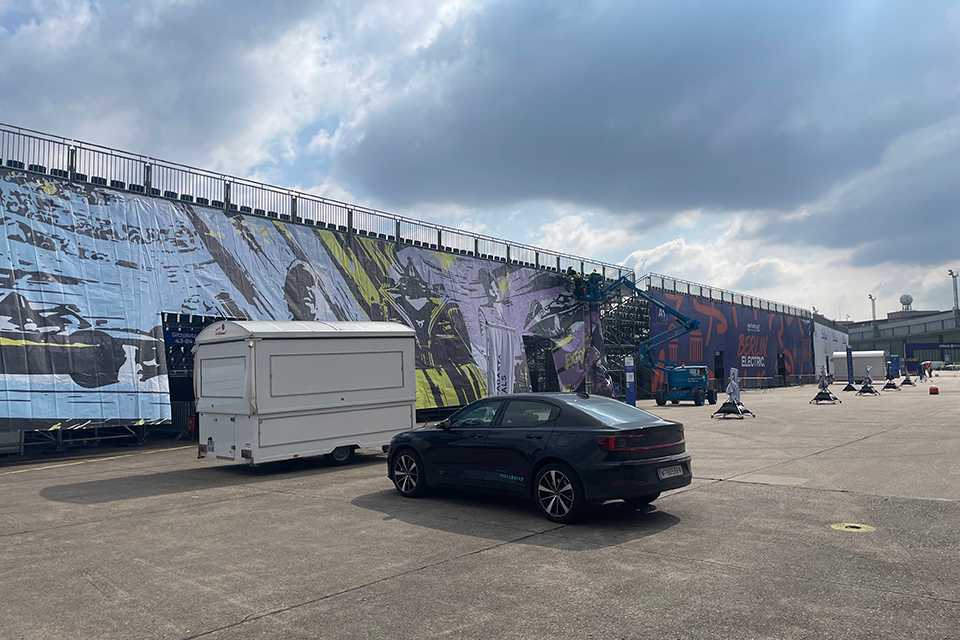 Formula E Branding Berlin 2023: Auto, Imbisswagen, Event-Branding.