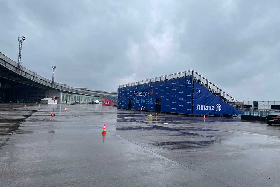 Branding der Formula E Berlin 2023: Tribüne mit Allianz Logo bei regnerischem Wetter.