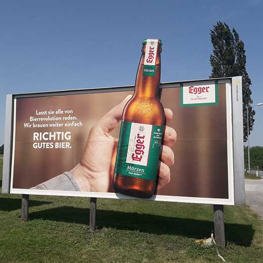 Aussenwerbung: Egger Bier Plakat. Hand hält Bierflasche. Richtig gutes Bier. Egger Märzen.
