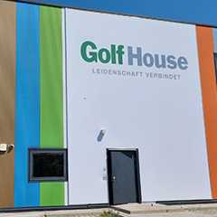 Rahmensysteme: Fassade mit Golf House-Logo. Klopfrahmen-System in bunten Farben.