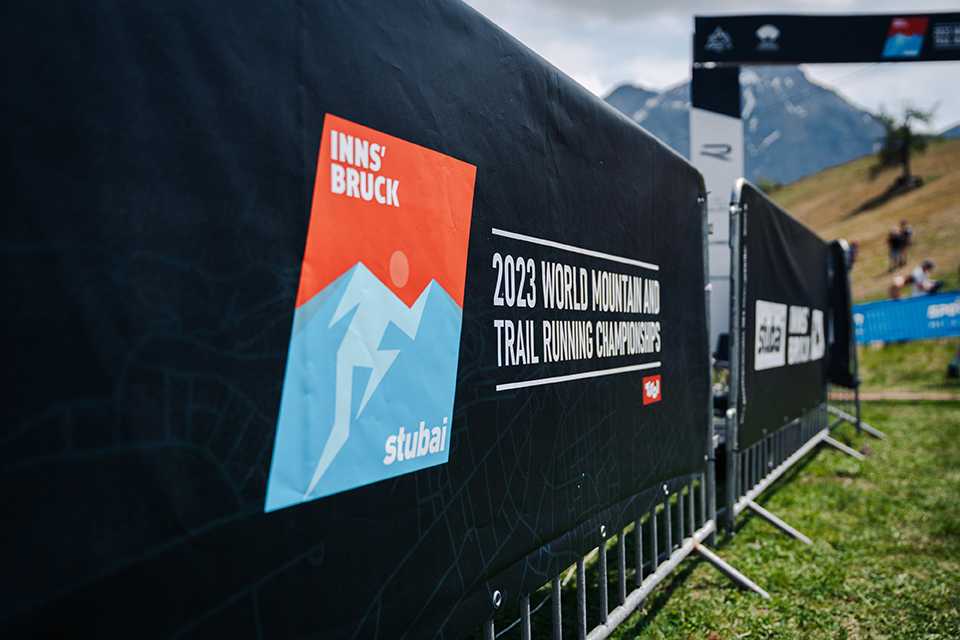WM Trailrunning Tirol 2023: Banner der Berglauf- und Trailrunning-WM in Innsbruck/Stubai.