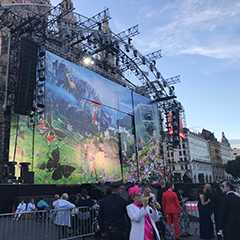 Bühne für Outdoor Events. Großes Bühnenbild mit Menschenmenge davor.