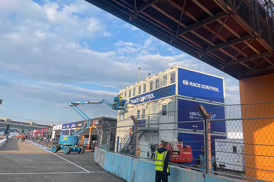 Formel E Berlin 2023: Race Control Gebäude mit Branding und Arbeitsbühne.