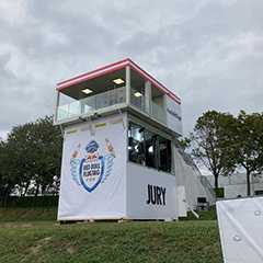 Red Bull Jury Turm bei Outdoor Events. Zweistöckige Konstruktion.