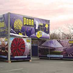 Baustellen-Container mit Branding der Firma Dorr. Baucontainer mit Tunnelbohrmaschine.