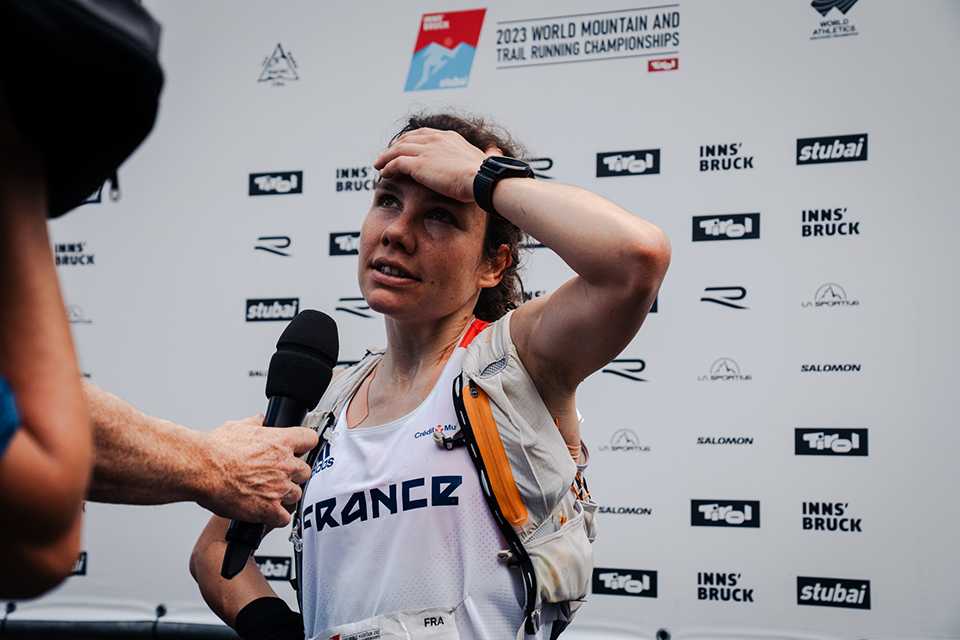 Trailrunning WM Tirol 2023: Erschöpfte Läuferin im Interview nach dem Zieleinlauf. Frankreich.