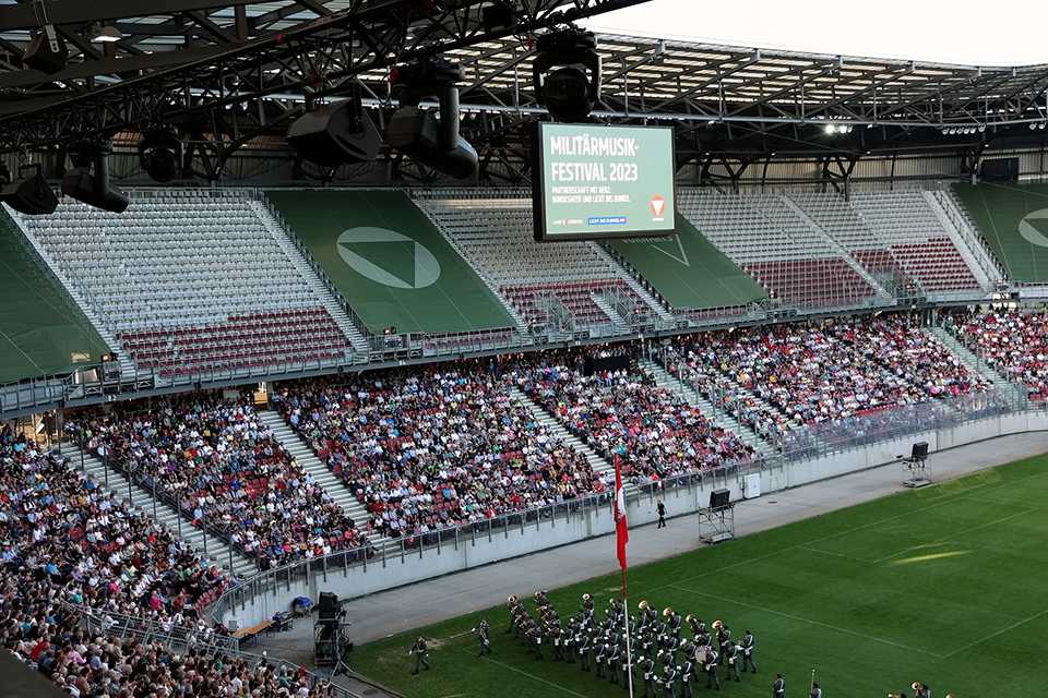 Militärmusik Festival Klagenfurt 2023: Publikum, Militärkapelle im Stadion.