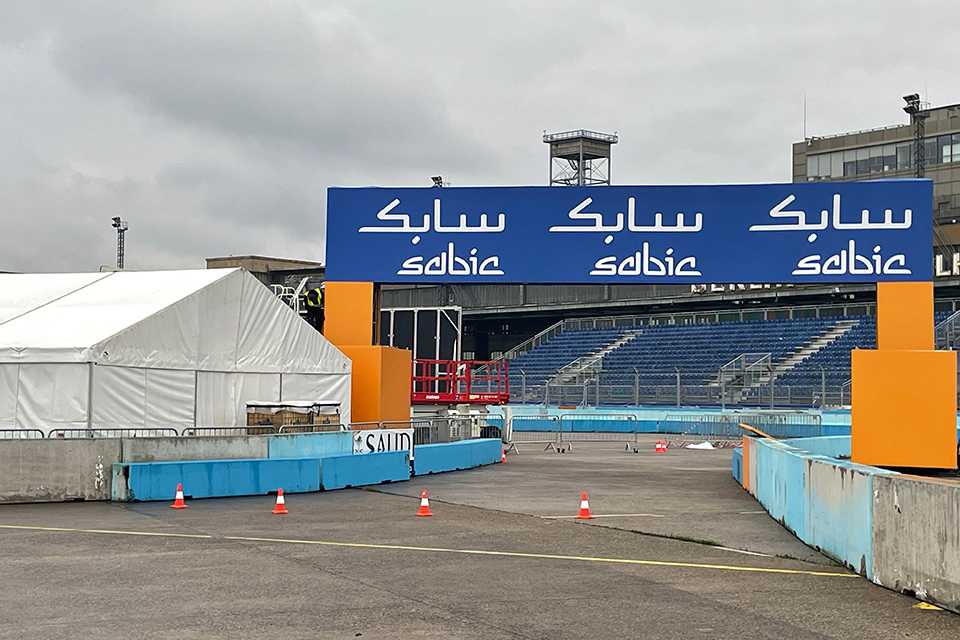 Branding für Formula E Berlin 2023: Rennstrecke mit Sabic-Logo.