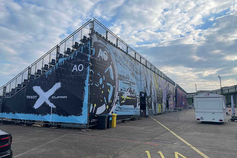 Formula E Branding Berlin 2023: Tribüne mit TVBOY x CUPRA Grafik. Motorsport Event.