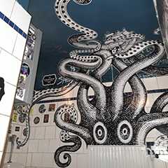 Wandbeklebung Gastro: Kraken-Motiv im Hotel/Restaurant. Kreatives Design mit Oktopus.