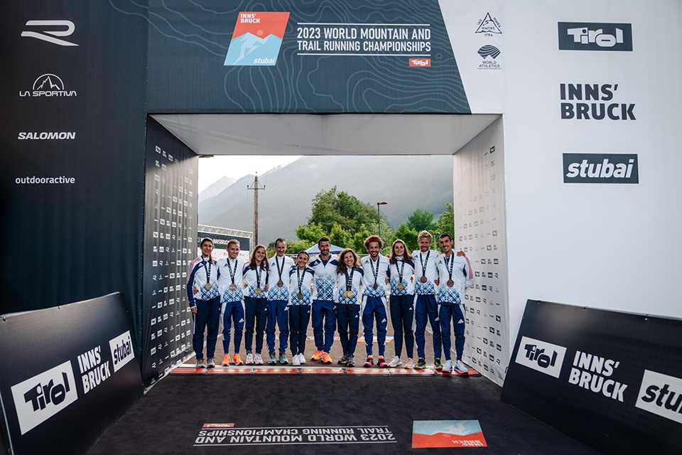 Siegerehrung Trail Running WM Tirol 2023. Athleten mit Medaillen.
