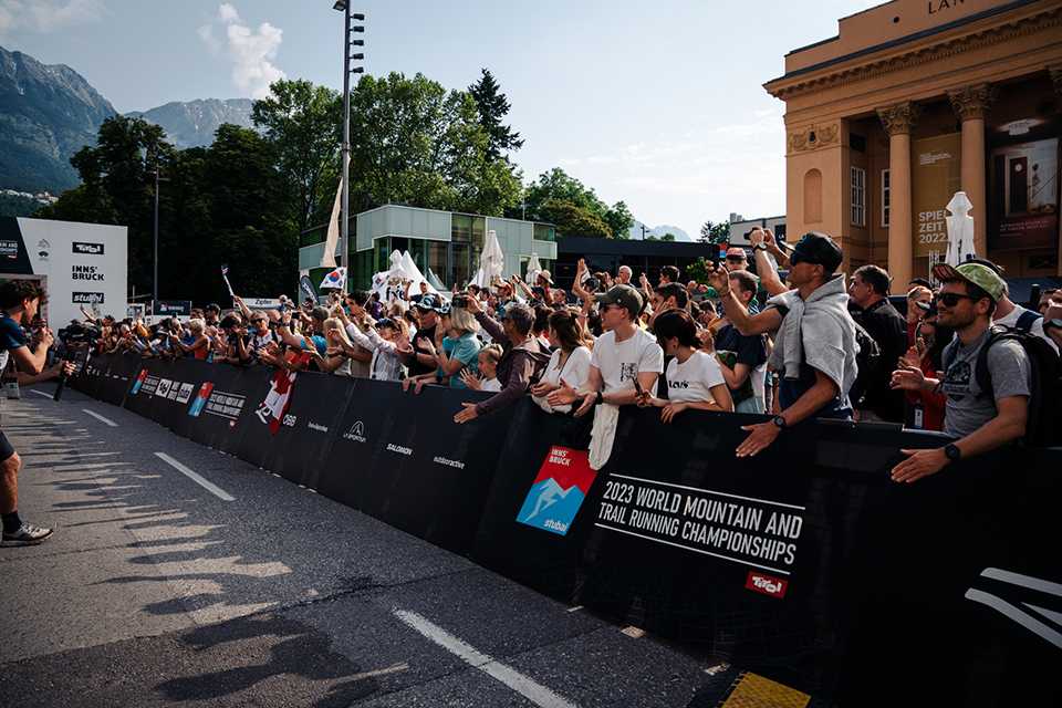 Zuschauer jubeln bei der Trail Running WM Tirol 2023 in Innsbruck.