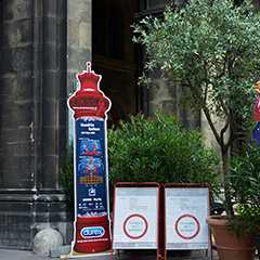 Outdoor Events: Durex-Werbung und Hinweisschilder vor Gebäude.