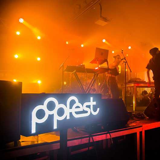 Popfest Bühne mit Künstlern. Live Musik Event.