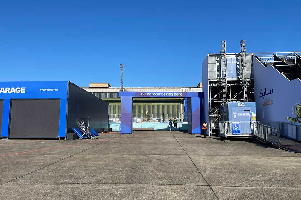 Formula E Branding Berlin 2023: Eingangsbereich mit Net Zero-Tor und Porsche Garage.