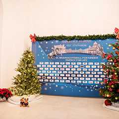 Indoor Events: Dekorative Rahmensysteme mit Weihnachtsbäumen für festliche Veranstaltungen.