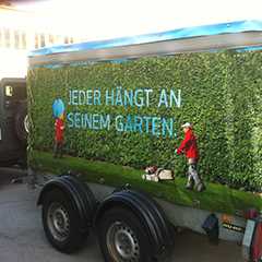 Rollende Werbung: Anhänger mit Gartenmotiv. Jeder hängt an seinem Garten.