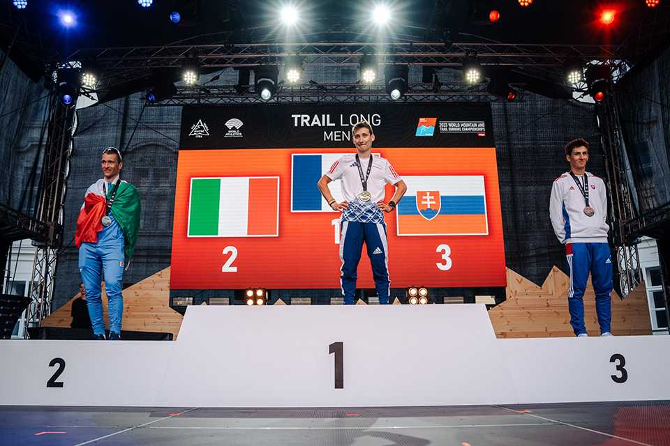 Siegerehrung Trail Running WM Tirol 2023: Top 3 Reiterer, Roubiol, Frano mit Medaillen.