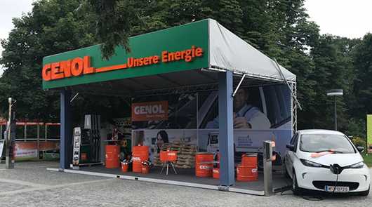 GENOL Tankstelle mit E-Auto Ladestation. Innenarchitektur Event.
