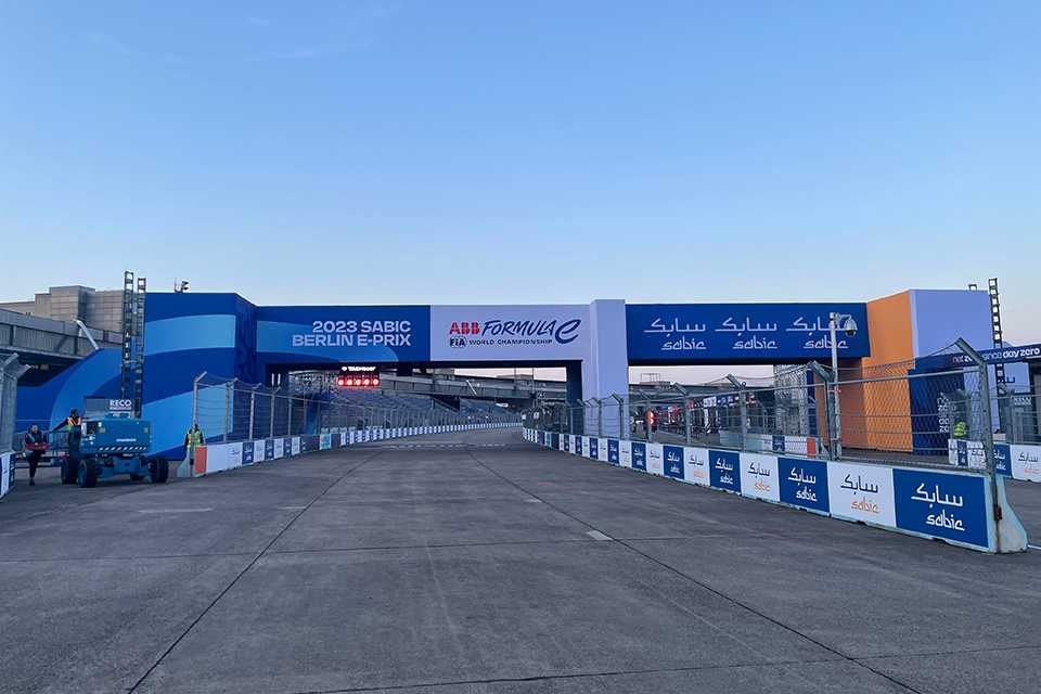 Formula E Branding Berlin 2023: Rennstrecke mit Sponsorenlogos.