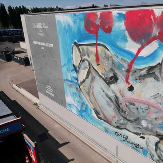 Aussenwerbung: Kunst-Spannrahmen mit Malerei. Großformatige Werbung im Aussenbereich.