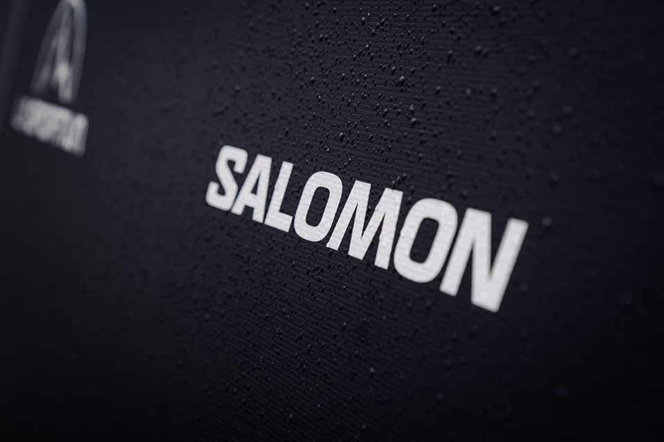 Salomon Logo auf dunklem Hintergrund, Trail Running WM Tirol 2023.