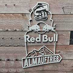 Red Bull Almautrieb Logo. Gastro & Hotellerie Dekoration auf Holz.