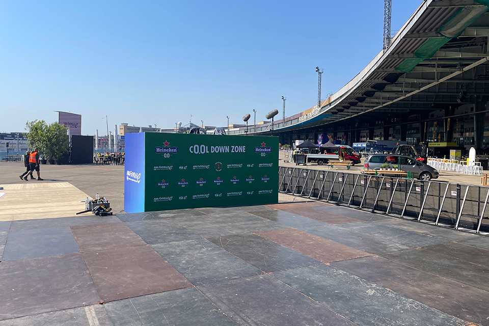 Formula E Branding Berlin 2023: Cool Down Zone mit Heineken-Logo auf Eventfläche.