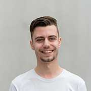 Stefan Gamauf Porträt. Freundlicher Mann mit Lächeln und hellem T-Shirt.