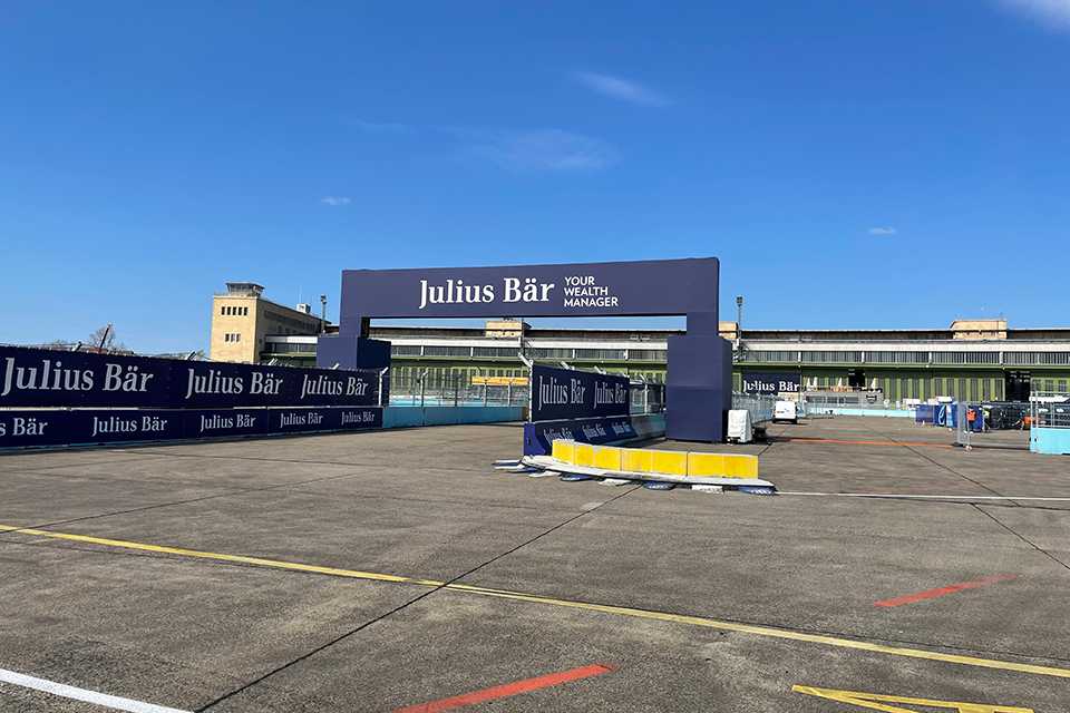 Branding für Formula E Berlin 2023: Julius Bär Banner und Torbogen.