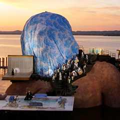 Sonderbühne Event: Spektakuläre Seebühne mit blauer Kuppel und Darstellern am Bodensee. Eventlocation.
