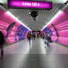 Full Branding: U-Bahn Station mit Sonderformen Werbung, Linie U2.
