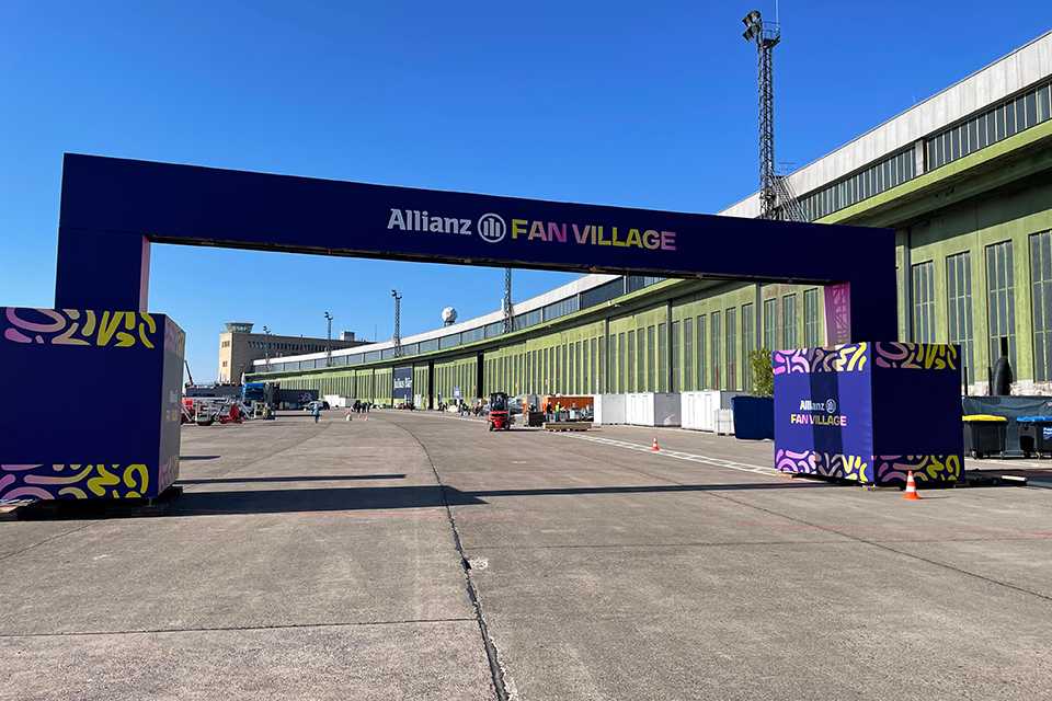 Formula E Berlin 2023: Allianz Fan Village Eingangstor auf dem Veranstaltungsgelände.